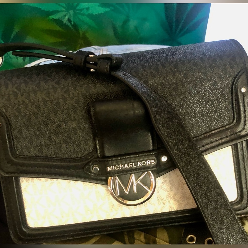 Micheal Kors Hand Bag/Cross Body/Over Shoulder/Hand Carry